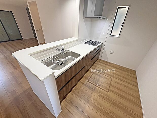 内装:LDKを見渡せる対面式キッチンです。　2号棟：現地写真2025.8.29撮影