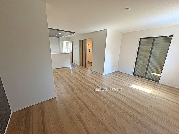 内装:リビングイン階段で家族が自然と集まります。　2号棟：現地写真2025.8.29撮影