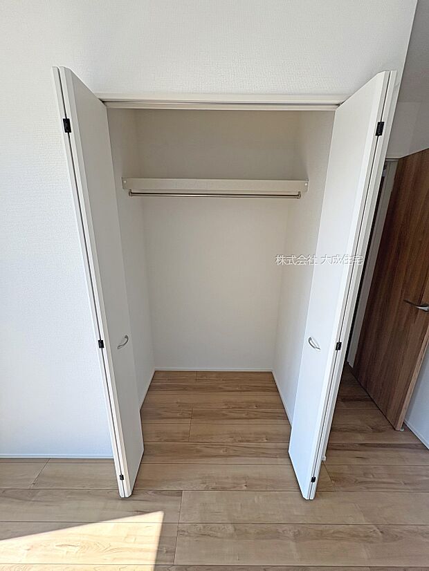 内装:バルコニーへの出入りが可能な居室です。　2号棟：現地写真2025.8.29撮影