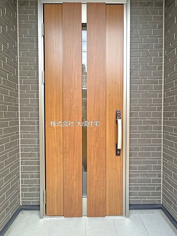 外観:縦ラインが美しい、モダンデザインの玄関扉 現地写真2025.12.19撮影