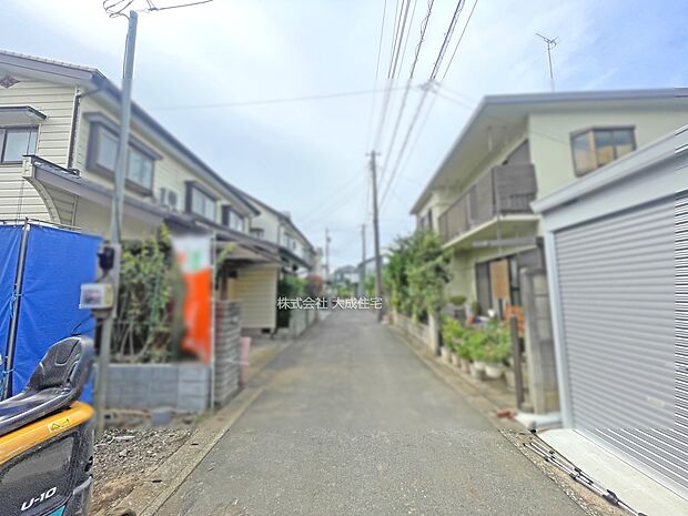 外観:前面道路　現地写真2025.10.3撮影