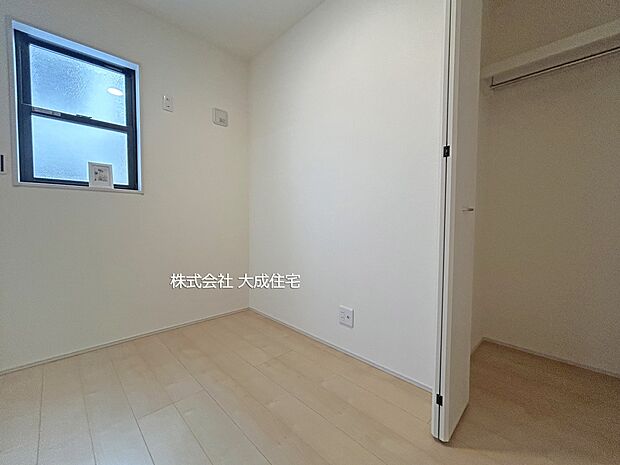 内装:陽のよく入る洋室です 現地写真2025.12.19撮影