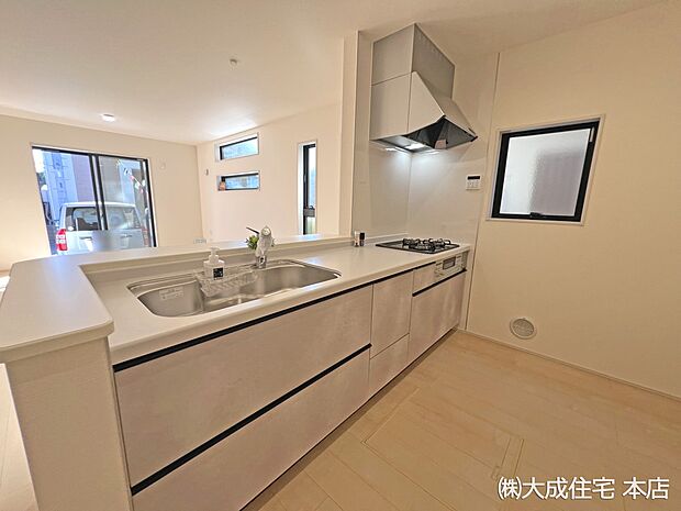 内装:1号棟：ご家族の様子が見れる対面キッチン！　現地写真2025.11.17撮影