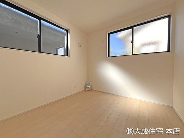 内装:2号棟：二面採光の明るい空間　現地写真2025.11.17撮影