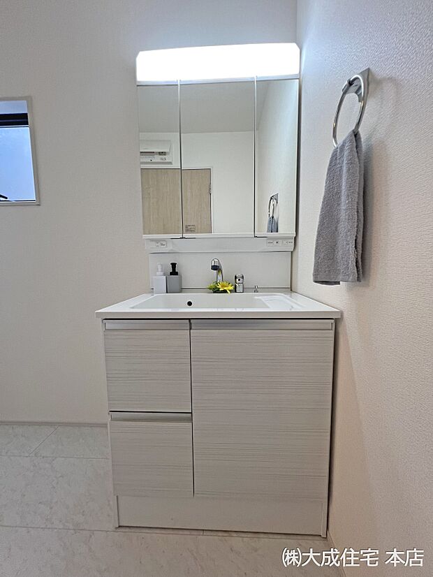 内装:2号棟:毎日の身支度を整える洗面所 現地写真2025.11.17撮影