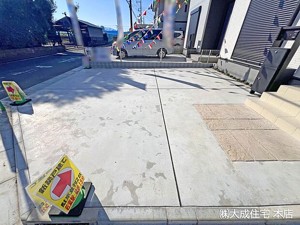 外観:2号棟:カースペース2台分あり!(車種による) 現地写真2025.11.17撮影