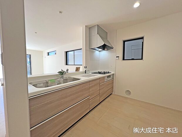 内装:2号棟:横にスペースあるのでお子様と一緒にお料理もできます! 現地写真2025.11.17撮影