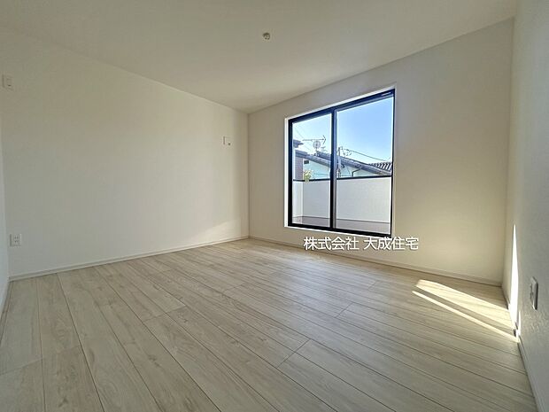 内装:2階洋室9.1帖。 1号棟:現地写真2025.12.12撮影