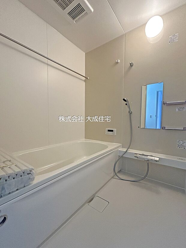 内装:ゆったり脚を伸ばしてお寛ぎいただけます。 1号棟:現地写真2025.12.12撮影