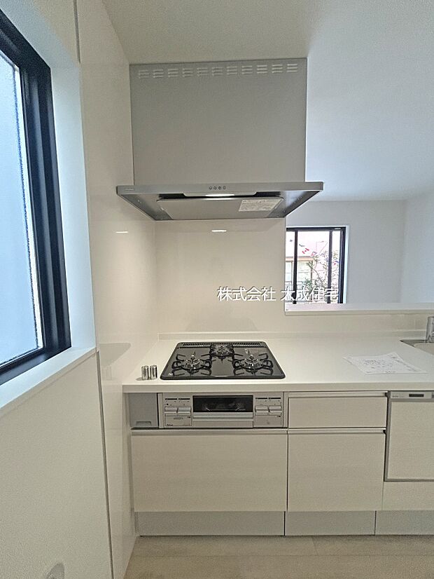 設備:3品同時調理が可能で家事時間の短縮に繋がります。　1号棟：現地写真2025.12.12撮影