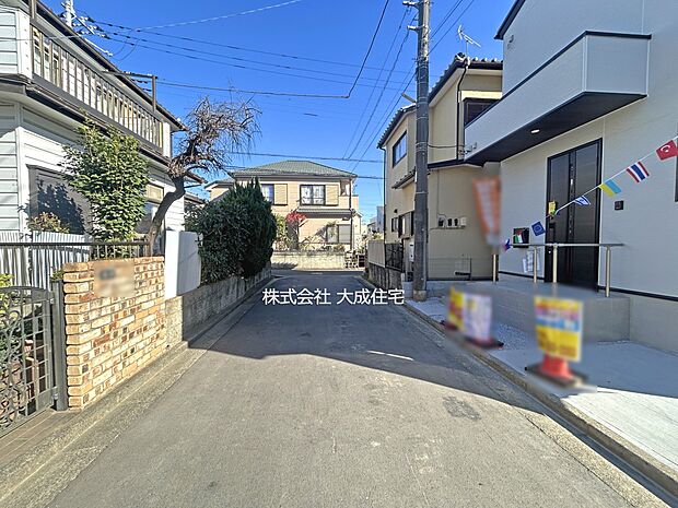 外観:前面道路。　1号棟：現地写真2025.12.12撮影