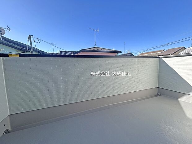 外観:ゆとりあるバルコニー。 1号棟:現地写真2025.12.12撮影