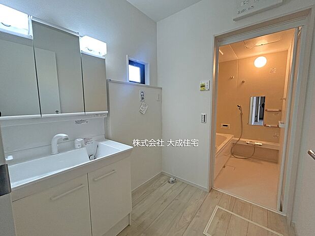 内装:脱衣室。 1号棟:現地写真2025.12.12撮影