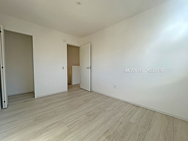 内装:2面採光で明るい室内。 1号棟:現地写真2025.12.12撮影