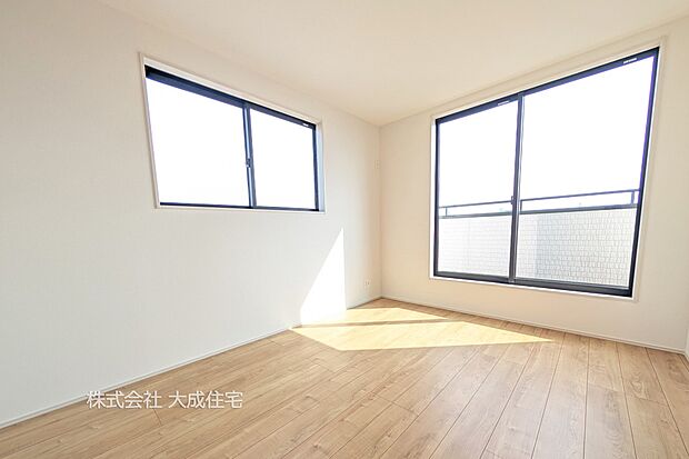 内装:1号棟：2階洋室6帖。2面採光です。