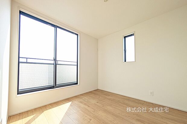 内装:1号棟：2階洋室4.5帖。バルコニーへの出入りが可能です。