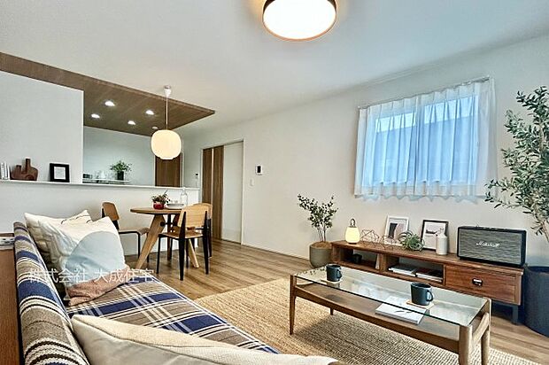 内装:2号棟:LDK3面採光です。