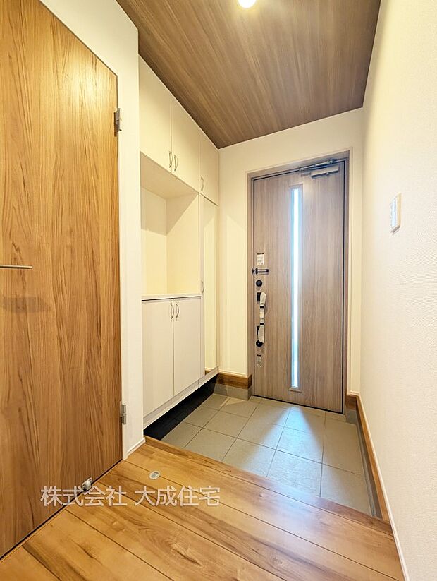 内装:2号棟:玄関収納スペースございます。