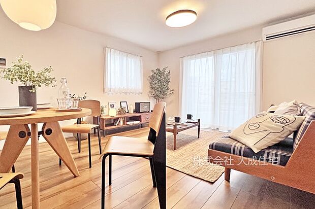 内装:2号棟:ダイニングテーブルを置いてお食事をお楽しみいただけます。