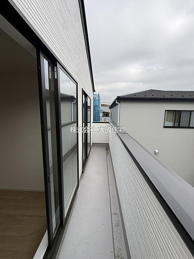 1号棟：2部屋から出入り可能なバルコニー。　現地写真：2026.5.19撮影