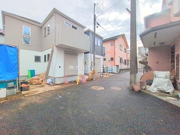 外観:1号棟：前面道路　お気軽にお問い合わせください＾＾　現地写真2025.12.25撮影