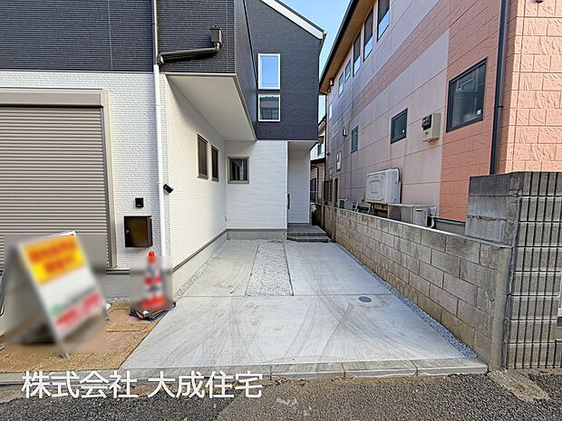 外観:2号棟:カースペース1台分ございます! 現地写真2026.2.2撮影