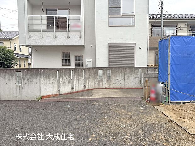 外観:2号棟:前面道路 現地写真2025.10.31撮影