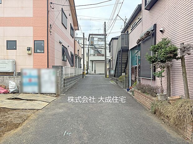 外観:2号棟：前面道路　現地写真2025.10.31撮影