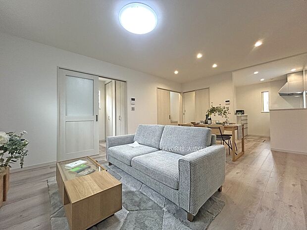 内装:15．75帖のＬＤＫ！生活が想像しやすい家具付きのお写真＾＾　現地写真2025.10.3撮影