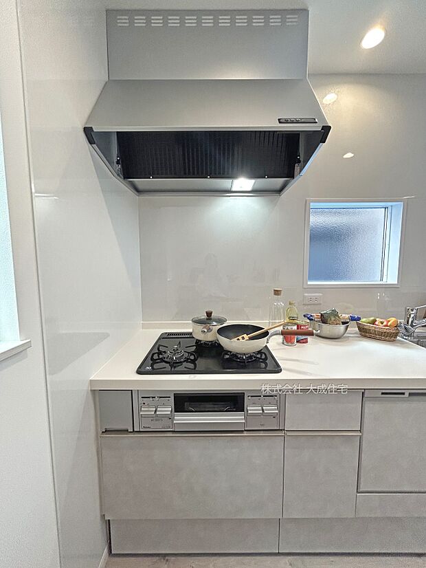 内装:お手入れもラクラク＾＾人気のシステムキッチン＾＾　現地写真2025.10.3撮影