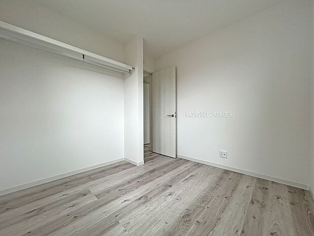 内装:4条の洋室＾＾クローゼットの壁がなく開放的なお部屋！　現地写真2025.10.3撮影