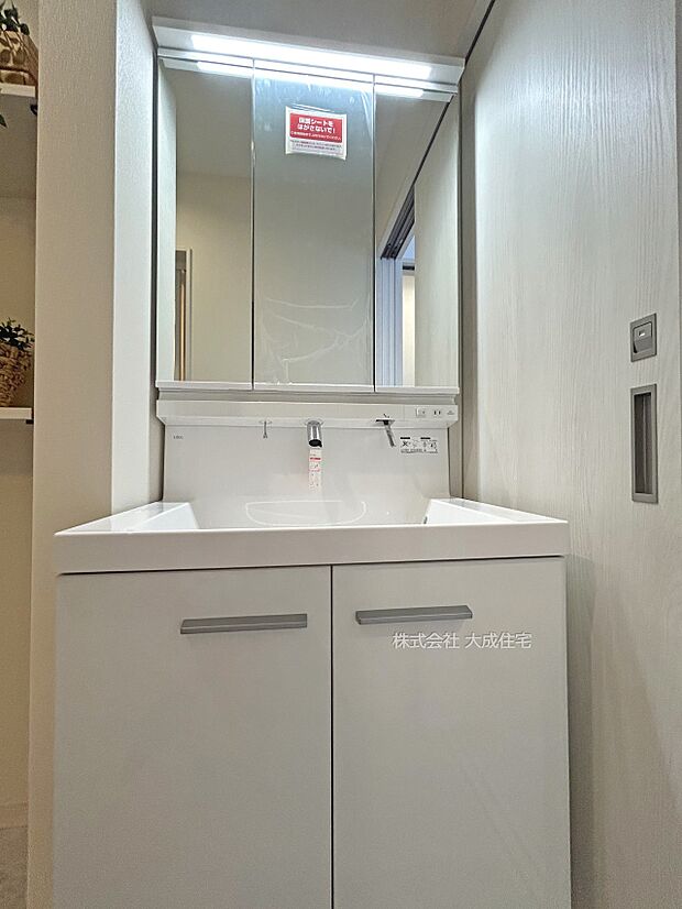 内装:生活感を隠せてうれしい！三面鏡付き洗面化粧台　現地写真2025.10.3撮影