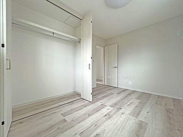 内装:5．33帖の洋室！収納付きの二面採光＾＾明るいお部屋！　現地写真2025.10.3撮影