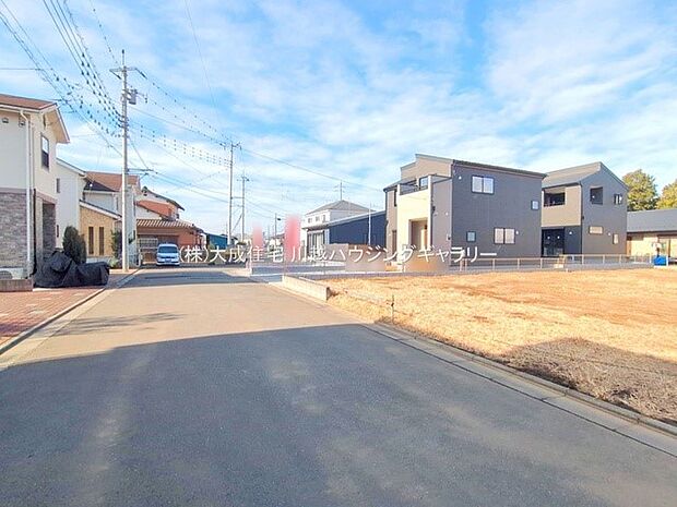 外観:1号棟：前面道路　現地写真2025.12.23撮影