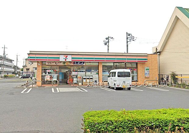 周辺環境:コンビニ 900m セブンイレブン川越的場新町店(徒歩12分。コンビニ支払いやイベントチケットの購入にもご利用いただけます。)