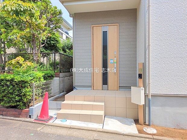 外観:1号棟:玄関 現地写真2025.8.18撮影