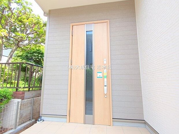 外観:1号棟:玄関 現地写真2025.8.18撮影