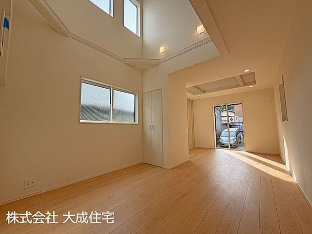 内装:開放的な吹抜けから自然な光が差し込むリビング 現地写真2026.1.29撮影