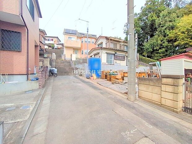 外観:前面道路　現地写真2025.11.5撮影