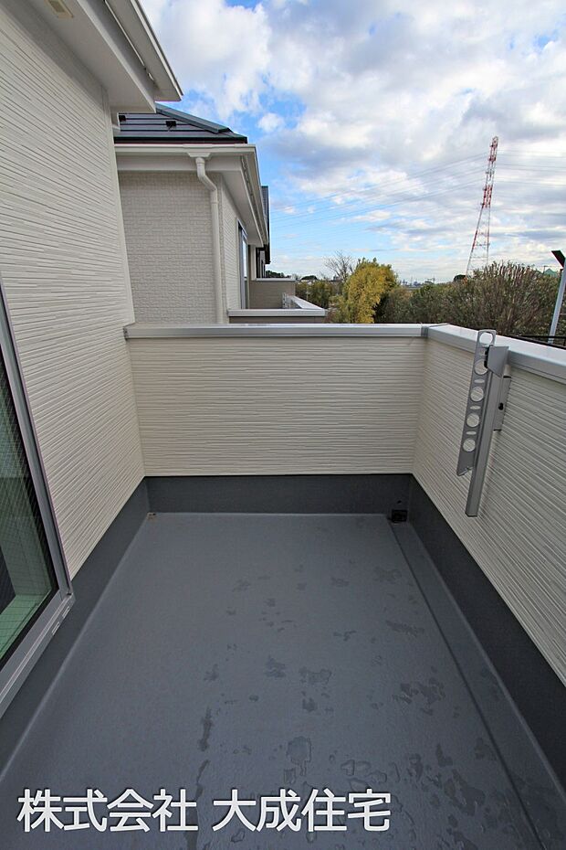 外観:2号棟：ルーフバルコニー　現地写真2025.12.22撮影