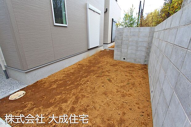 外観:3号棟：庭　現地写真2025.12.22撮影