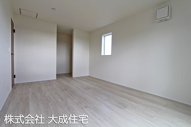 内装:5号棟：洋室8．7帖　現地写真2025.12.22撮影