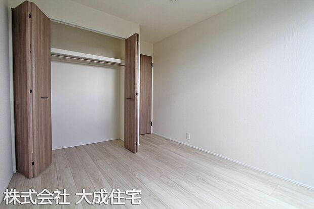 内装:5号棟：洋室5．2帖　現地写真2025.12.22撮影