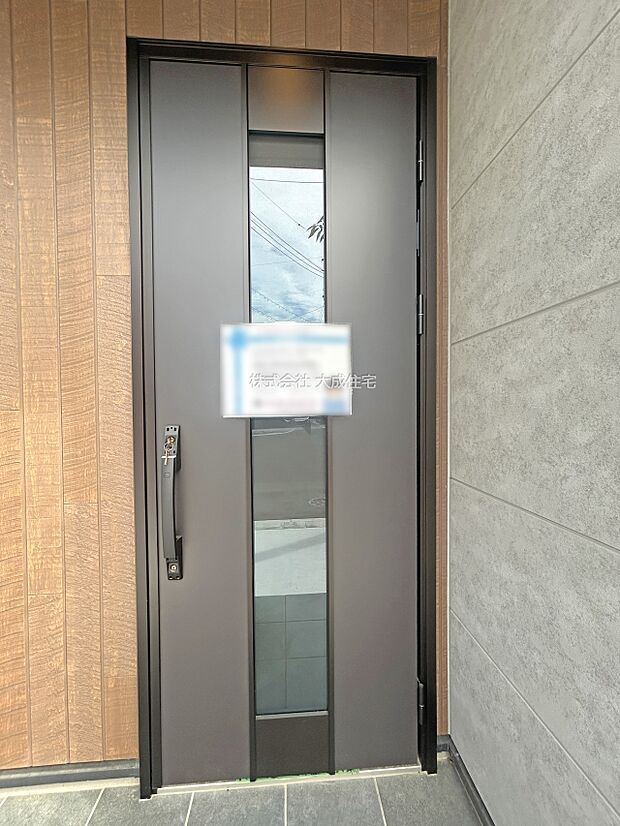 外観:玄関。 現地写真:2025.10.20撮影