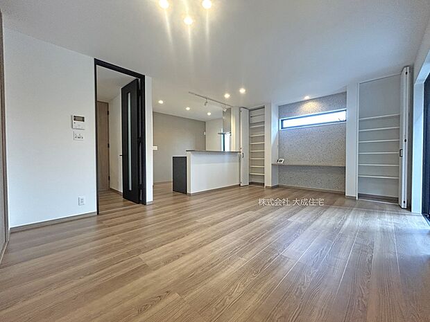 内装:ゆとりある空間で家族団らんのひと時をお過ごしいただけます。　現地写真：2025.10.20撮影