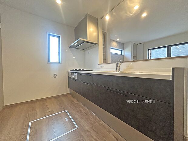 内装:ご家族と並んでお料理出来るキッチンスペース。 現地写真:2025.10.20撮影