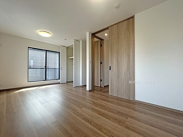 内装:2階洋室10.5帖。 現地写真:2025.10.20撮影