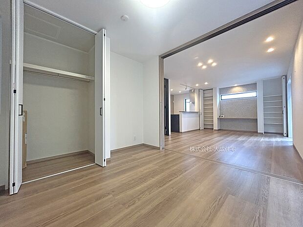 内装:LDKと続き間になっています。お子様が遊ぶスペースとしても活用可能です。 現地写真:2025.10.20撮影