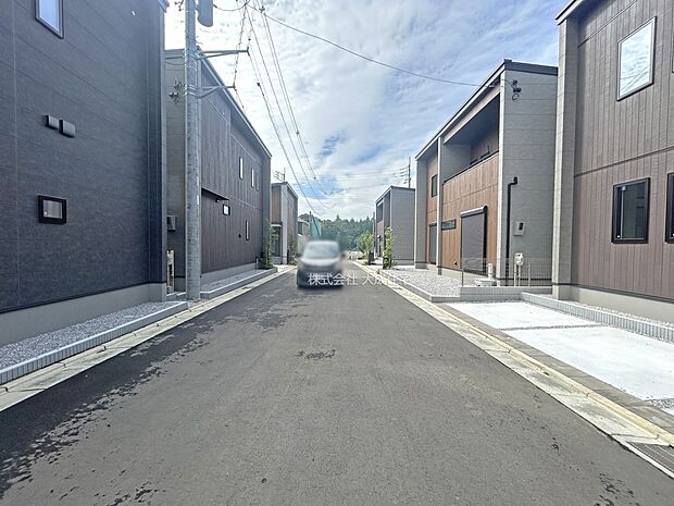 外観:前面道路。 現地写真:2025.10.20撮影