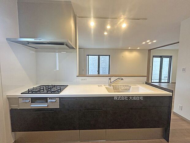 内装:対面式キッチンでお料理やお皿洗い中もご家族とコミュニケーションが取れます。 現地写真:2025.10.20撮影